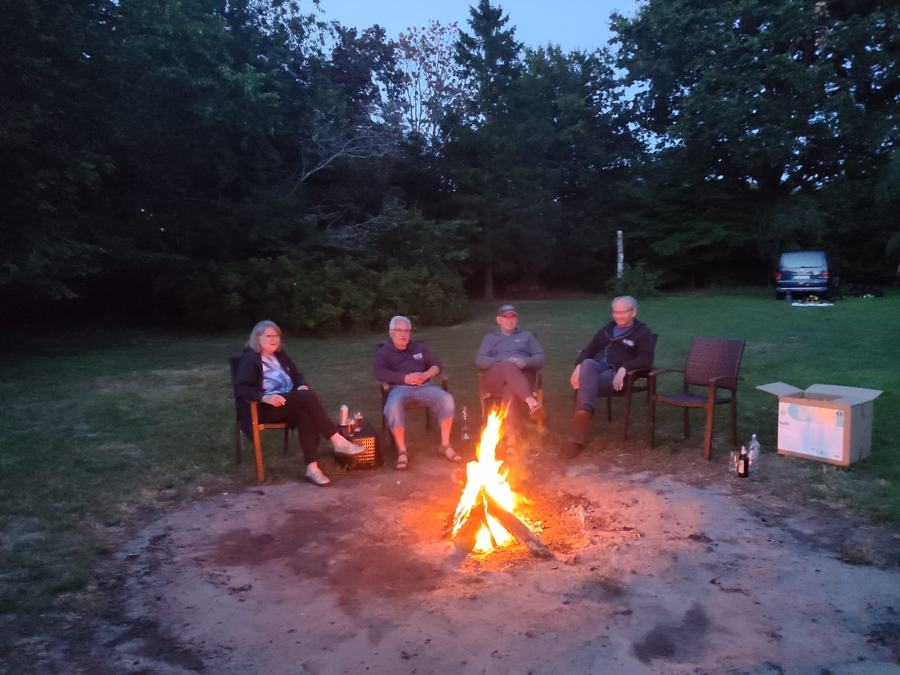 Lagerfeuer am Abend mit Vereinsmitgliedern