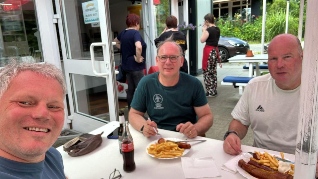 Drei Vereinsmitglieder beim Essen