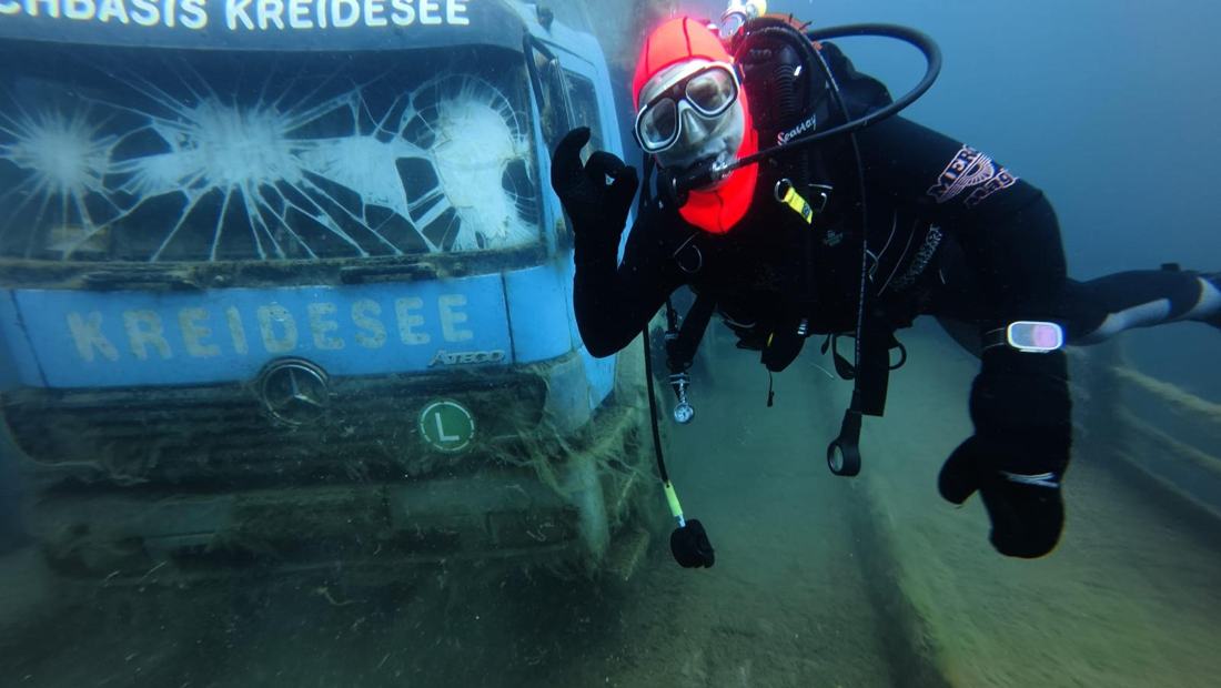 Taucherin vor dem versunkenen Lkw der Tauchbasis Kreidesee