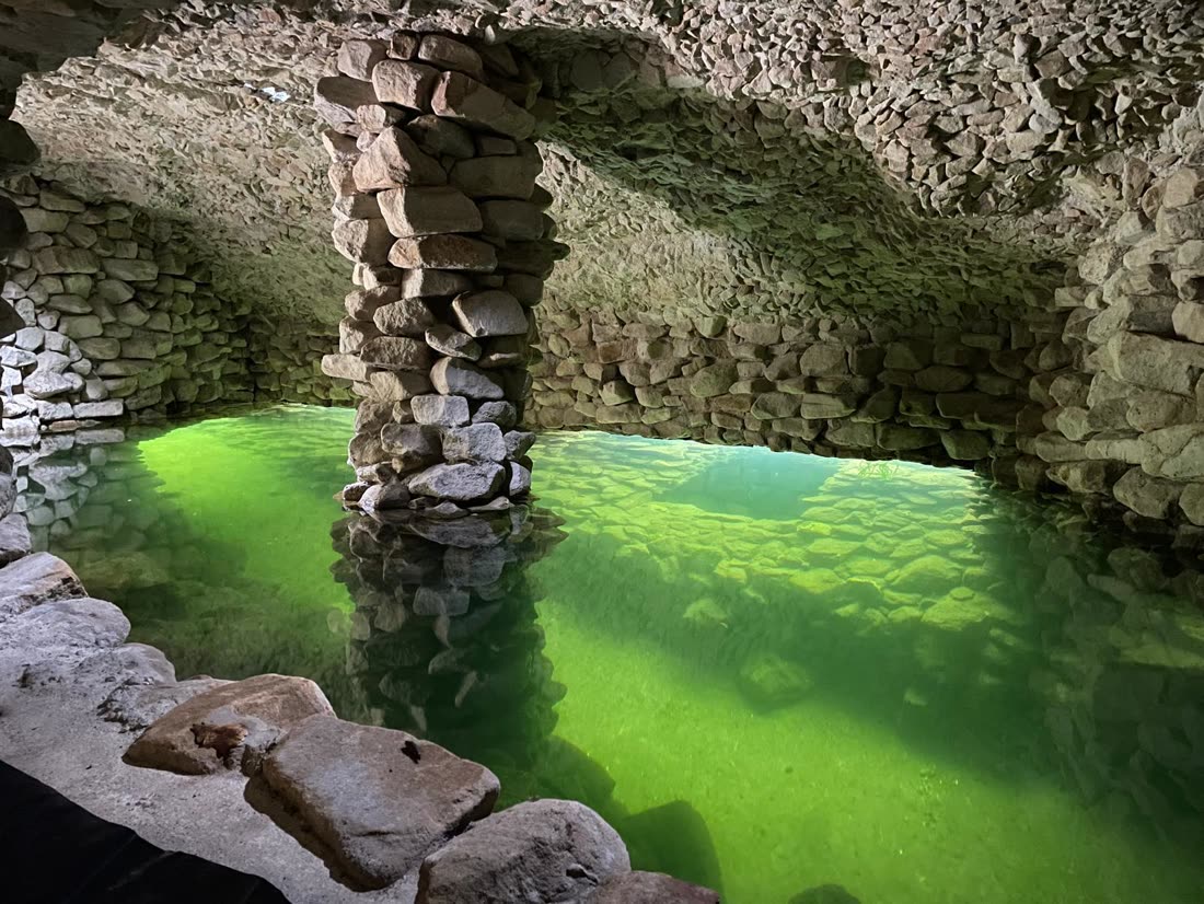 Grotte mit grünem Wasser