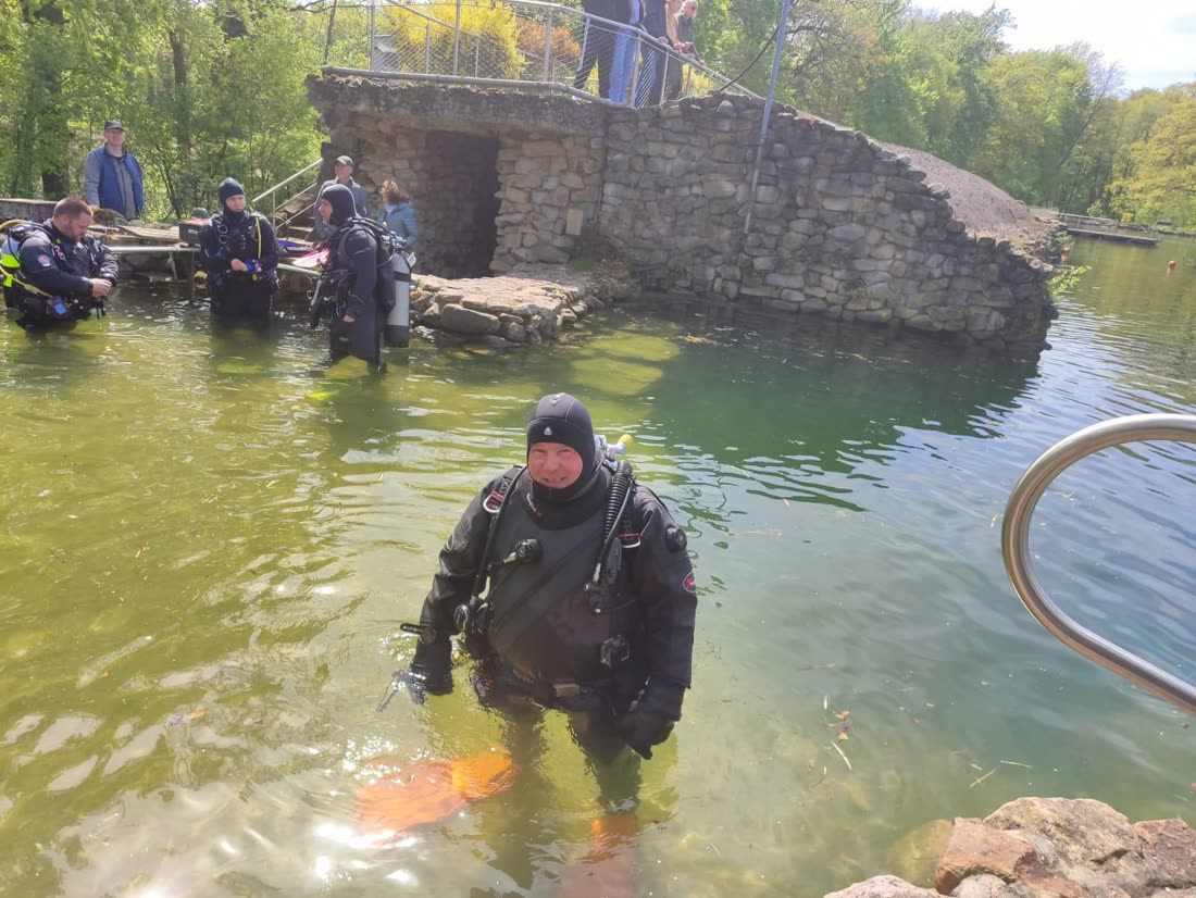 Taucher steigt aus dem Wasser