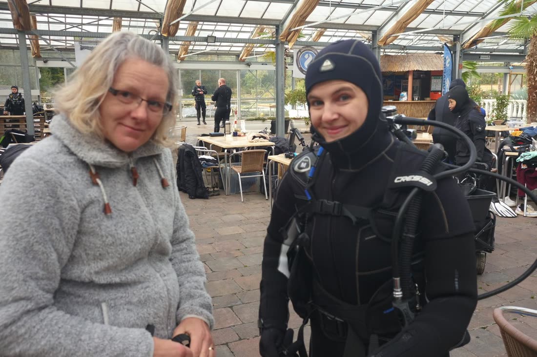 Zwei Vereinsmitglieder in der Gewächshaushalle