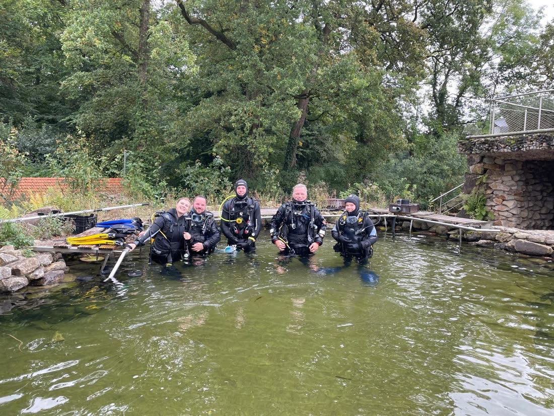 Taucher im Teich vor der Grotte