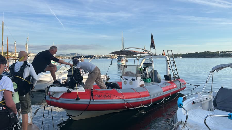 Das Tauchboot „Mercurio“ wird am Hafen von Portocolom beladen