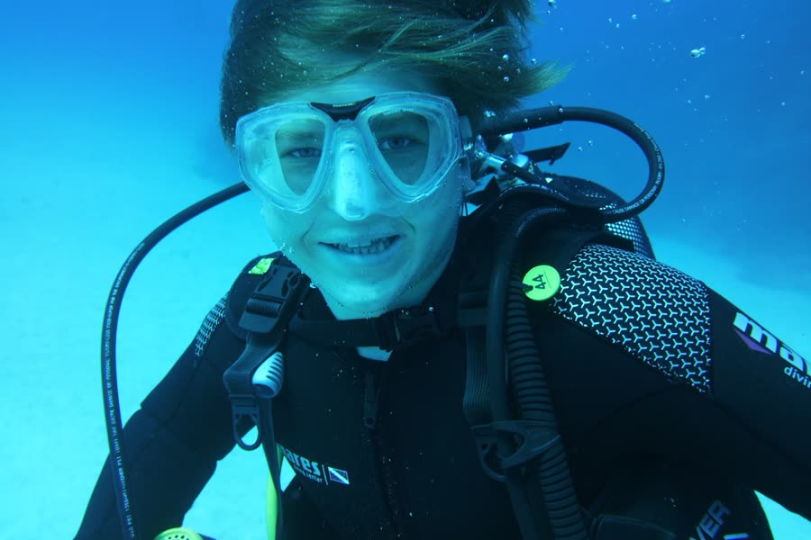 Lächelnder Taucher unter Wasser