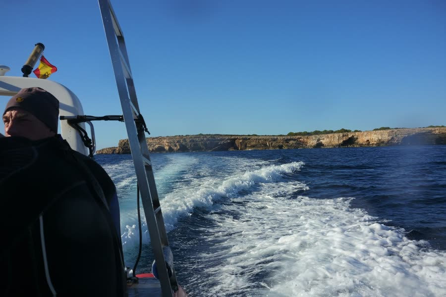 Fahrt mit dem Boot entlang der Felsküste