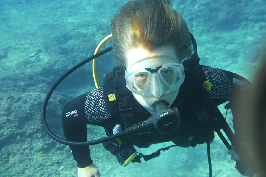 Selfie einer Taucherin unter Wasser